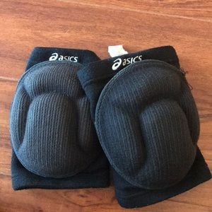 ASICS volleyball knee pads
